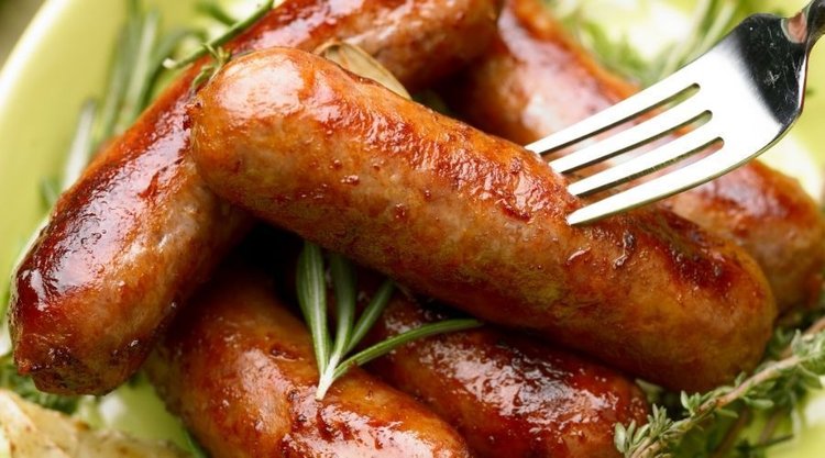 Obłędnie soczysta biała kiełbasa z piekarnika. Zdradzamy najlepszy przepis