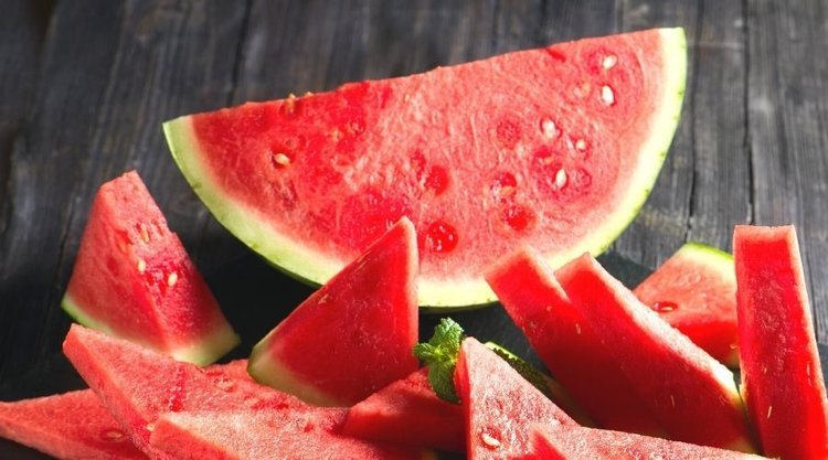 Jak wybrać w sklepie słodkiego arbuza? Kilka szczegółów ma kluczowe znaczenie