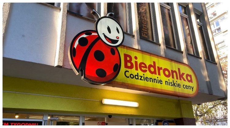 Biedronka od dziś wprowadza “tarczę antyinflacyjną”. Kluczowe produkty mają mocno potanieć
