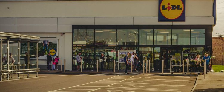 Lidl i Biedronka prześcigają się w ściąganiu pracowników. Kasjerzy mogą liczyć na naprawdę duże zarobki
