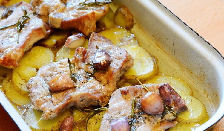 Karkówka z piekarnika pyszniejsza niż z grilla. Sekretem smaku jest uwielbiane warzywo