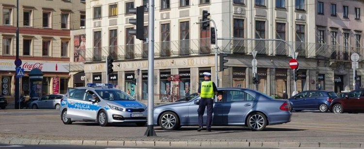 Mandat na drodze zgarniesz teraz nawet za absurdalne wykroczenia. Wiemy, co grozi kierowcom