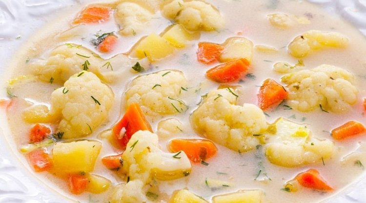 Zupa kalafiorowa z curry. Aromatyczny i wyrazisty w smaku wiosenny obiad