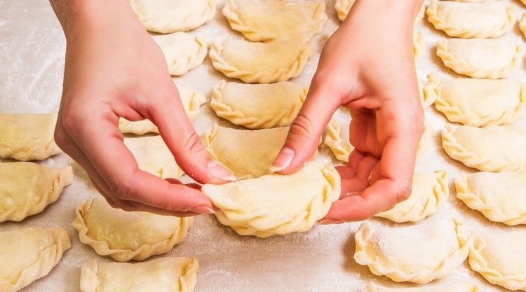 Babciny patent na idealne ciasto na pierogi. Zapomniana czynność ma kluczowe znaczenie