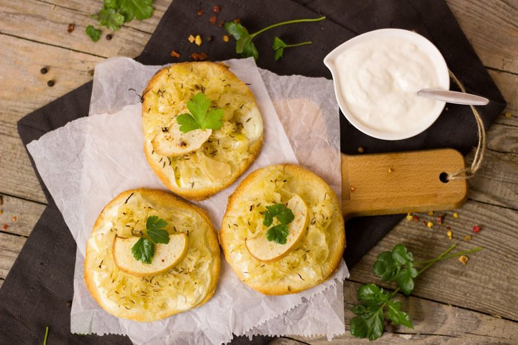 Pizza ze szparagami i białym sosem