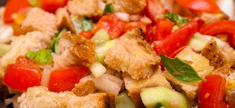 Panzanella - toskańska sałatka z czerstwym chlebem i pomidorami