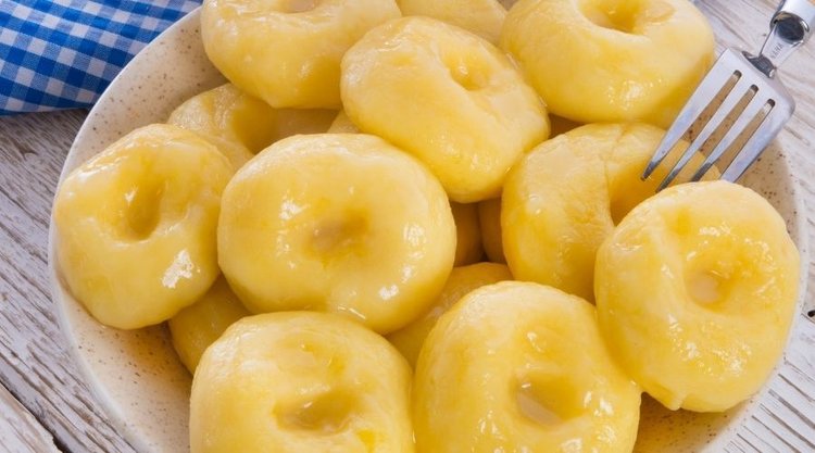Dlaczego warto dodać jabłko do klusek śląskich? Owoc cudownie podkreśli ich smak