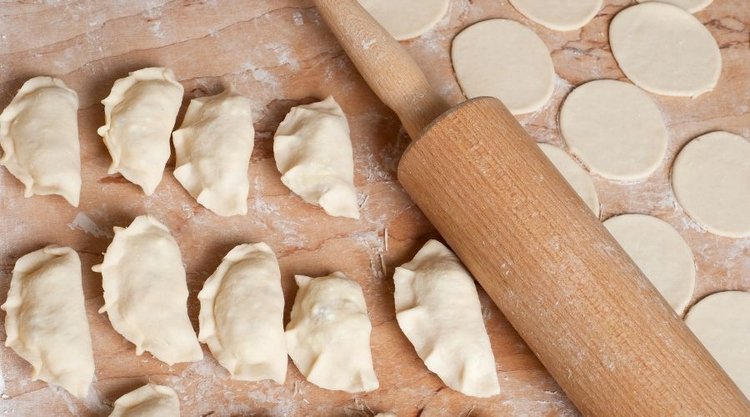 Elastyczne i delikatne ciasto na pierogi z mlekiem. Wychodzi perfekcyjnie za każdym razem