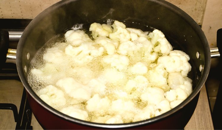 Jak gotować kalafiora bez nieprzyjemnego zapachu? Wystarczy dosypać 1 produkt