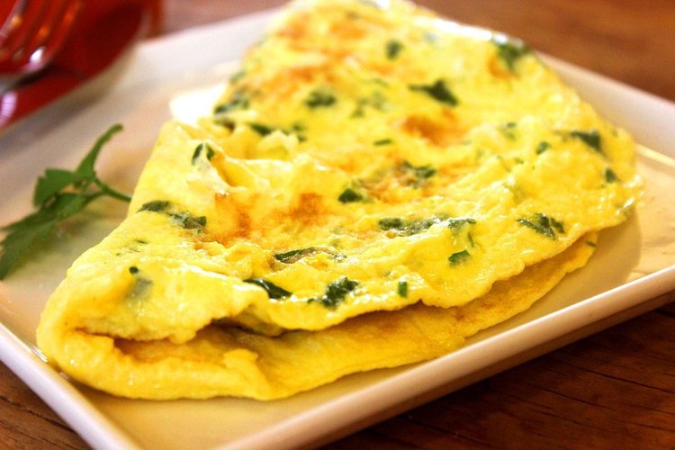 Omlet ze szparagami i łososiem wędzonym