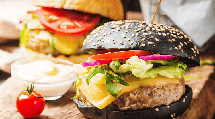 Kultowy burger wołowy z sosem czosnkowym. Podajemy najlepszy przepis