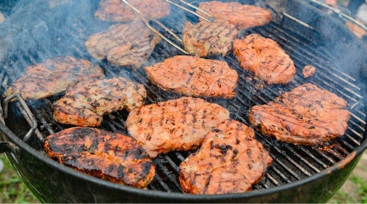 Dlaczego warto położyć kostkę lodu na mięso na grillu? Zaskakujący trick