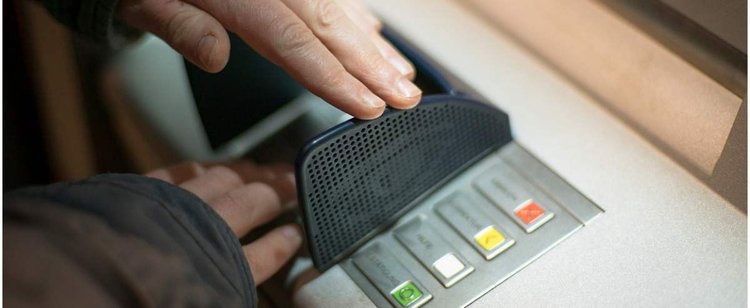 Polacy masowo wypłacają pieniądze z banków. Strach jest coraz większy