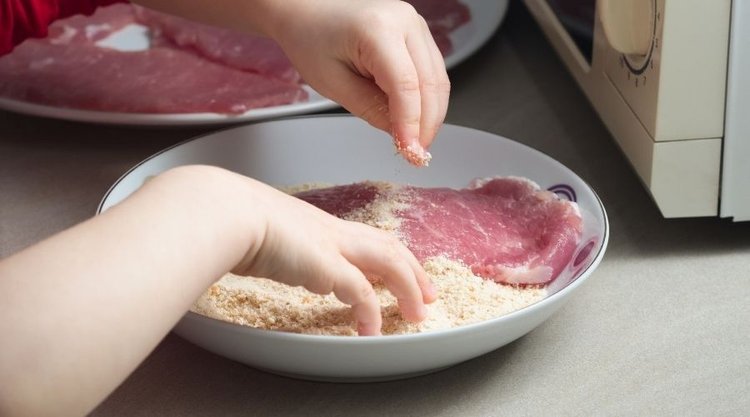 Wykwintny kotlet schabowy zapiekany z pieczarkami i serem 