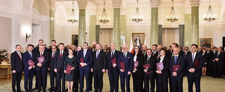 Najnowszy sondaż nie pozostawia wątpliwości. PiS nie potrzebuje już koalicjantów