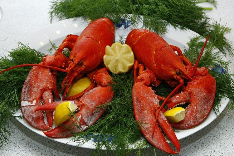 Homar zapiekany z masłem czosnkowo-limonkowym z chili