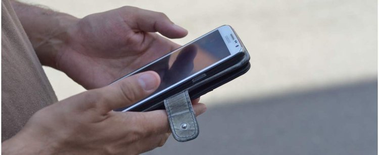 Policja ostrzega przed fałszywymi SMS-ami. Oszuści proszą o dopłatę 1 zł do przesyłki
