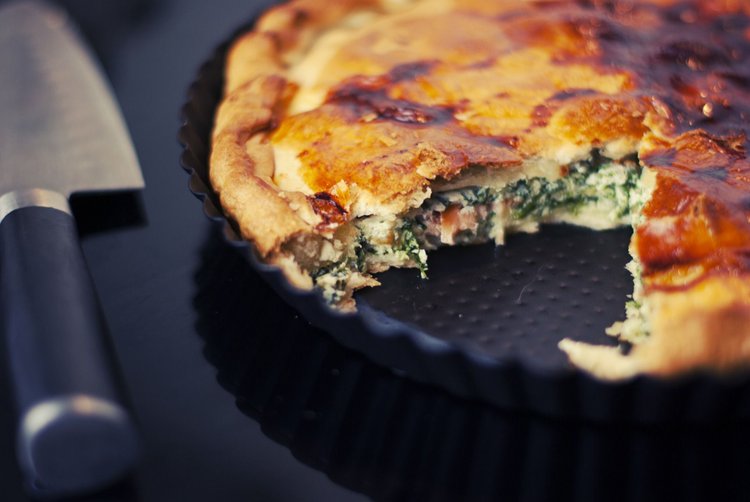 Tarta francuska ze szpinakiem, fetą i pomidorami