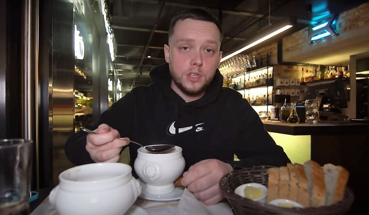 Zjedli w całodobowej restauracji Mateusza Gesslera. Czy dania były warte swojej ceny?