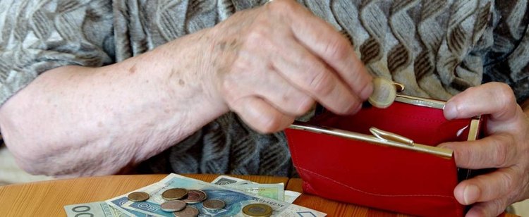 Emerytura honorowa coraz częściej przyznawana. Spełniając tylko jeden warunek, otrzymują dodatkowe kilka tysięcy złotych