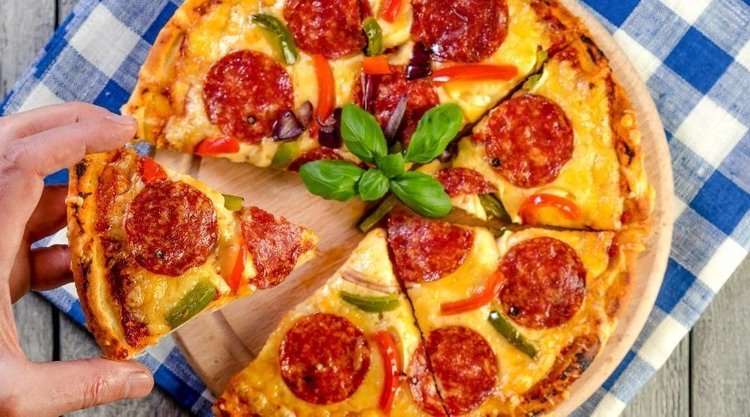Ekspresowa pizza z patelni bez drożdży. Sekretem są 2 łyżeczki ważnego składnika