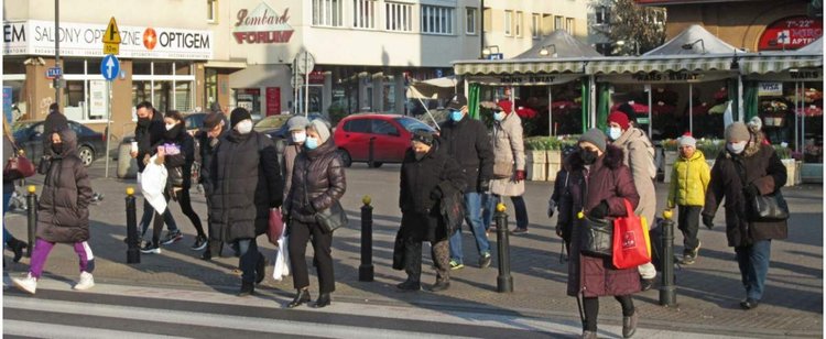 Pandemia wpłynęła na rynek pracy. Coraz więcej seniorów odsuwa emeryturę