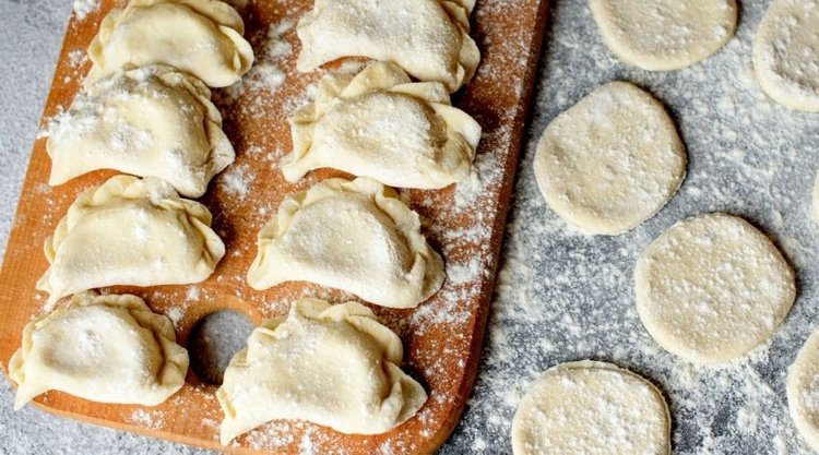 Jak zrobić miękkie, a zarazem elastyczne ciasto na pierogi?