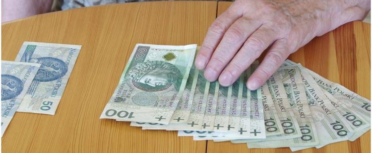 1210,99 zł świadczenia możesz dostać jeszcze przed emeryturą. Są nowe terminy składania wniosków