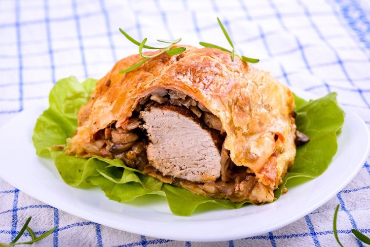 Delikatne polędwiczki w cieście francuskim, przepis na elegancki obiad