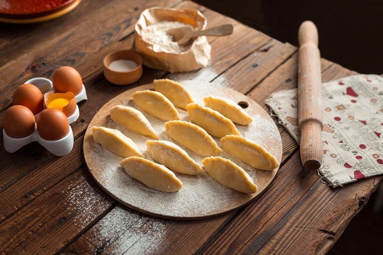 Domowe pierogi ze śliwkami - pomysł na wegetariański obiad