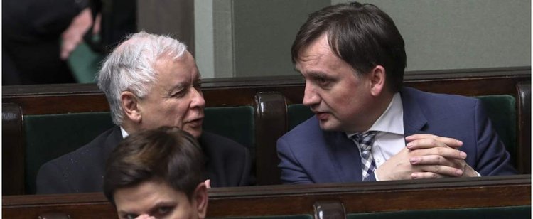 Kontrowersyjna ustawa wyleciała z Sejmu. Koalicjant coraz mocniej stawia się PiS