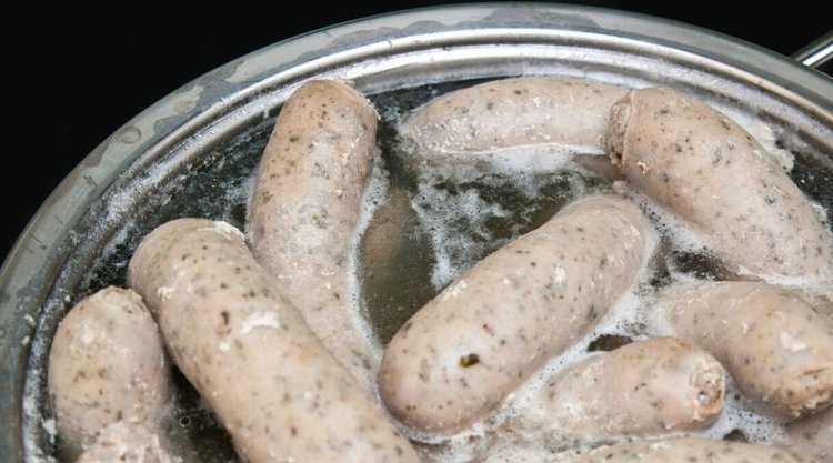 Jak gotować białą kiełbasę, żeby nie pękała? Zdradzamy najlepsze triki 