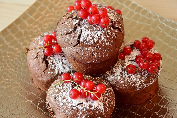 Czekoladowe muffinki z nutellą i śliwkami