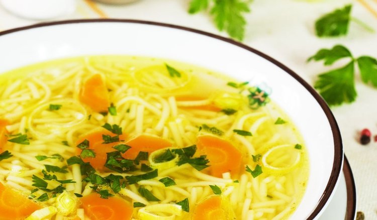 Pożywny rosół z niedrogiego mięsa. Prosto, smacznie i ekonomicznie