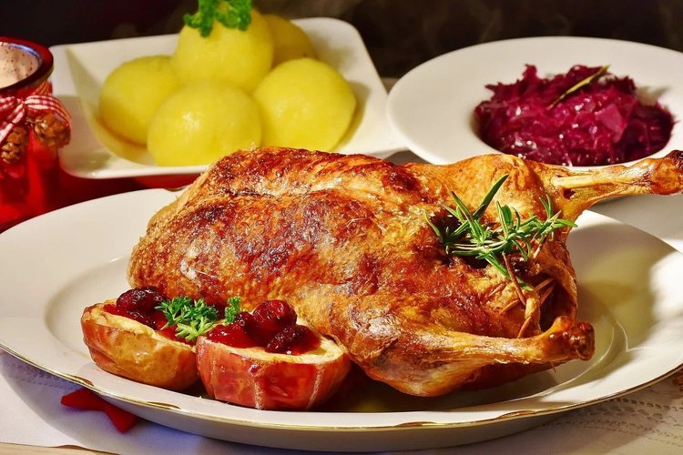 Kaczka pieczona z chrupiącą skórką, podawana z sosem śliwkowym