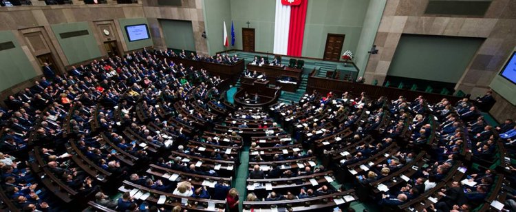 Pierwszy sondaż po niesławnych podwyżkach dla posłów. Na kogo chcą głosować Polacy?