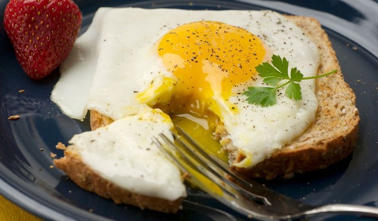 Jajka sadzone na tostach. Prosty pomysł na szybkie śniadanie