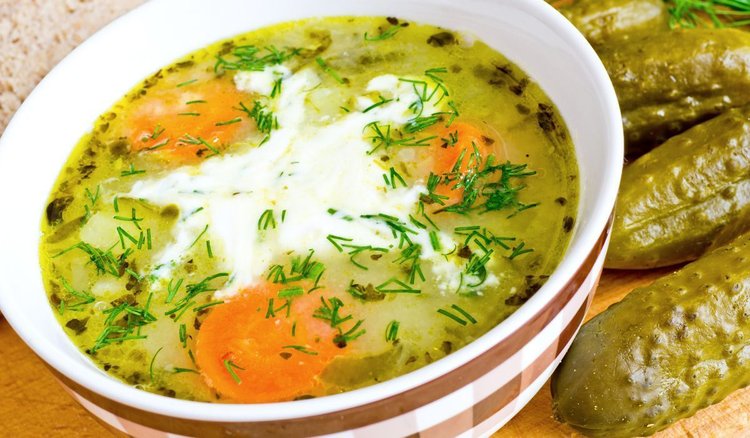 Babcina zupa ogórkowa. Do dziś nic nie równa się z jej smakiem, znamy jej sekret