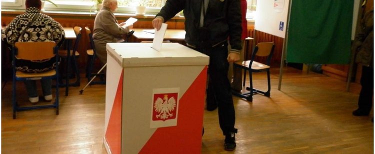 Najnowszy sondaż fatalny dla PiS. Nowogrodzka traci władzę