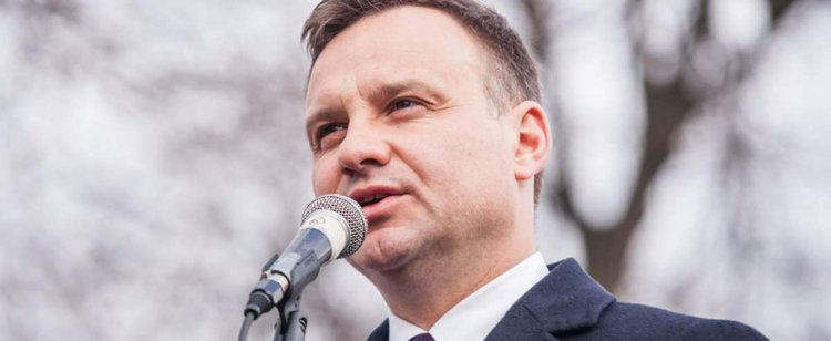 Podatek od smartfona zablokowany przez Dudę. Rząd jednak widzi to inaczej