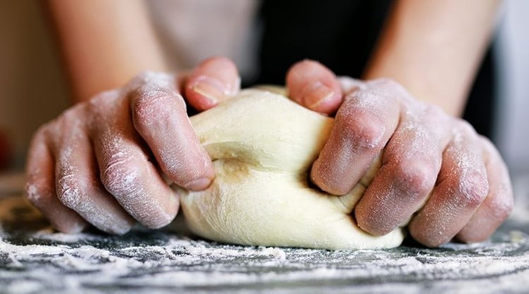 Międzynarodowy Dzień Pizzy. Jak zrobić idealne ciasto na pizzę?