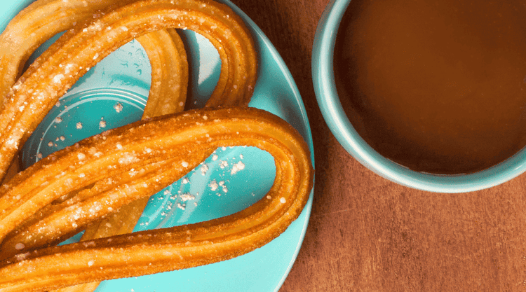 Hiszpańskie churros z dodatkiem sosu czekoladowego 