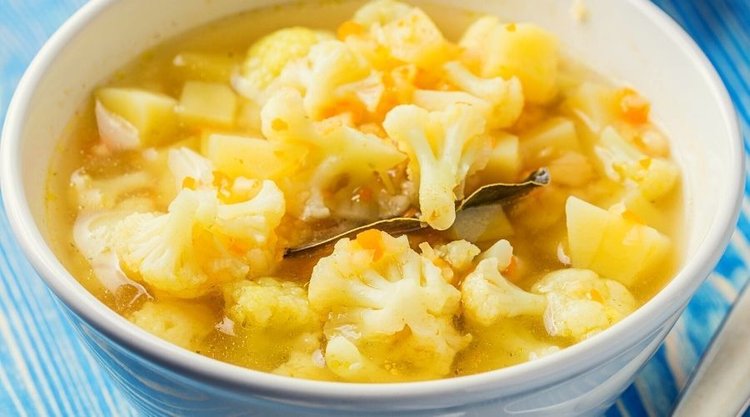 Wyborna zupa kalafiorowa z ziemniakami i kurkumą