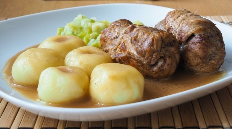 Tradycyjny śląski obiad krok po kroku: rolada, kluski śląskie i modra kapusta