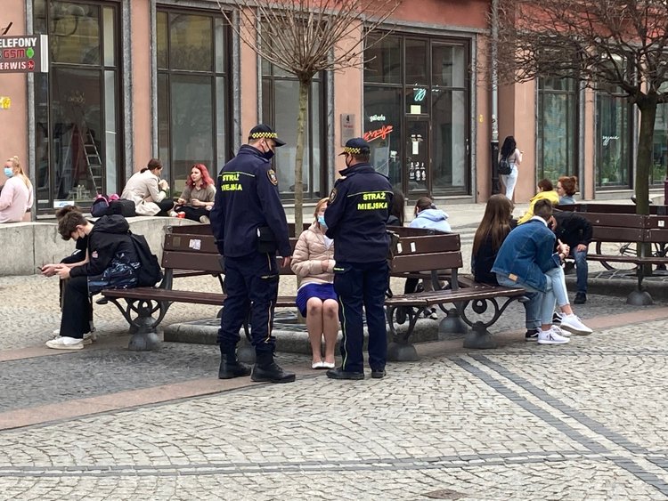 Dwa tygodnie nowych przepisów, wielu Polaków ich nie zna. Ministerstwo odpowiada na krytykę 