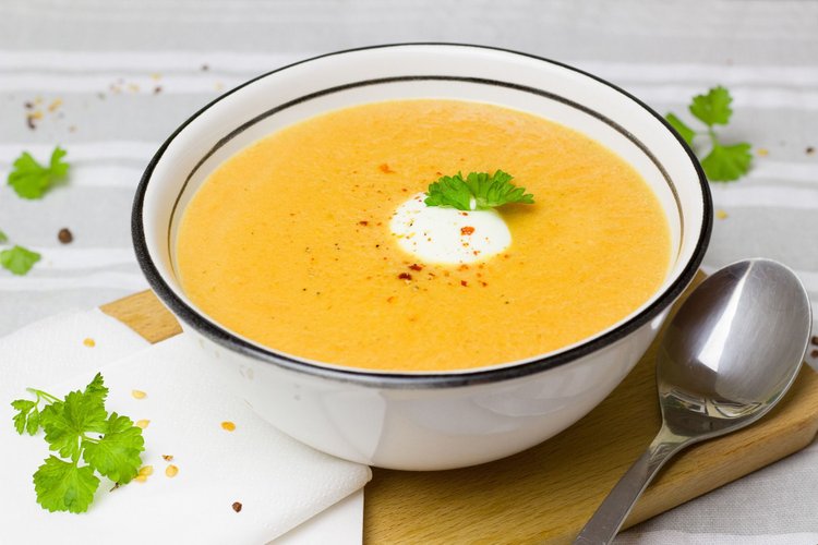 Zupa krem z pieczonej marchwi z imbirem i mlekiem kokosowym