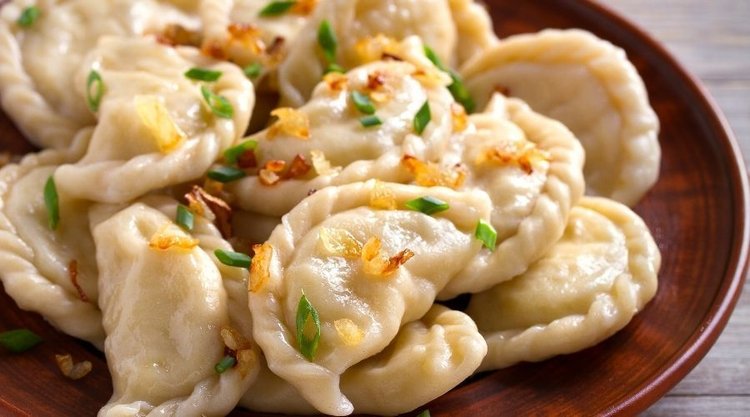 Zadziwiające pierogi ze śledziem i pieczarkami. Żaden farsz nie wzbudzi tylu emocji