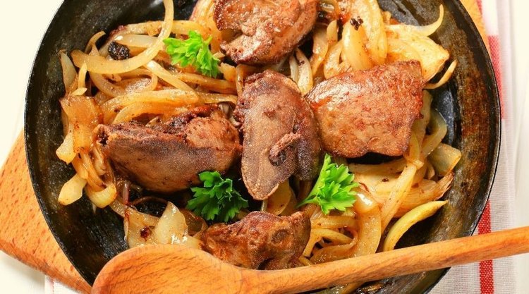 Prosty sposób na soczystą wątróbkę. Koniecznie połącz ją z soczystym owocem