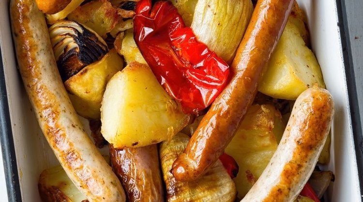 Sycąca, rozgrzewająca kiełbasa z piekarnika w towarzystwie ziemniaków