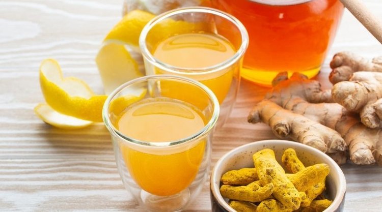 Domowy syrop z imbiru z dodatkiem kurkumy